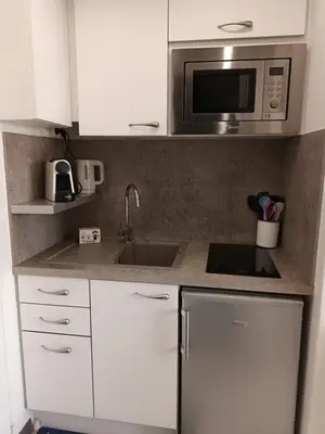 Cuisine ou kitchenette dans l'établissement LE PETIT CABOURG de LA COUR NORMANDE studio coeur de ville -1 à 2 personnes