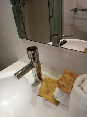 Salle de bains dans l'établissement LE PETIT CABOURG de LA COUR NORMANDE studio coeur de ville -1 à 2 personnes