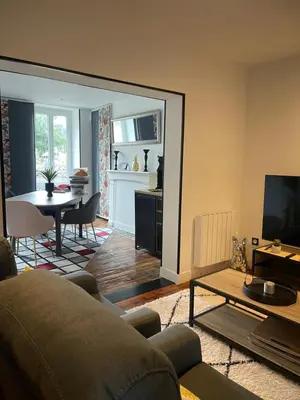 Télévision ou salle de divertissement dans l'établissement Le Trois Fleurs