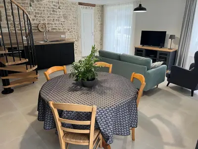 Télévision ou salle de divertissement dans l'établissement Le Clos des écureuils
