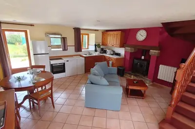 Cuisine ou kitchenette dans l'établissement Gîte la Mer, à la campagne en Normandie, proche du Mont St Michel