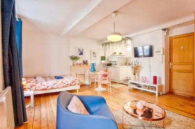 Télévision ou salle de divertissement dans l'établissement NavyRose - Joli Studio - Centre Ville de Caen