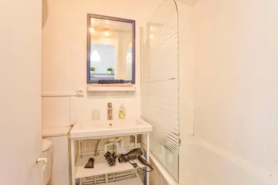 Salle de bains dans l'établissement NavyRose - Joli Studio - Centre Ville de Caen