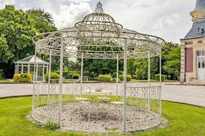 Jardin de l'établissement Maison charmante à Cartigny-l'Épinay avec jardin généreux