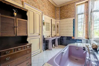 Salle de bains dans l'établissement Maison charmante à Cartigny-l'Épinay avec jardin généreux
