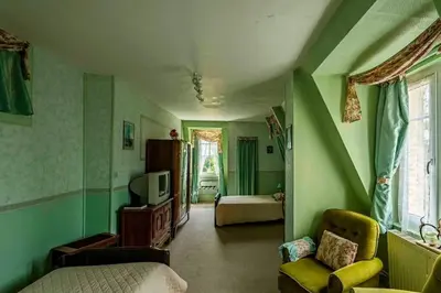 Télévision ou salle de divertissement dans l'établissement Maison charmante à Cartigny-l'Épinay avec jardin généreux