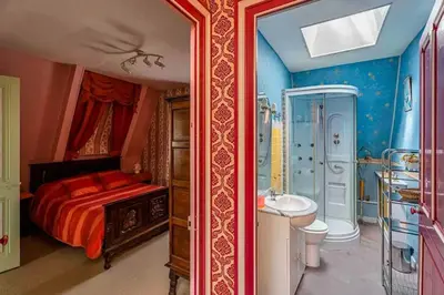 Salle de bains dans l'établissement Maison charmante à Cartigny-l'Épinay avec jardin généreux