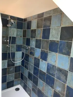 Salle de bains dans l'établissement Charmante Maison de Campagne en Pierres et Bois