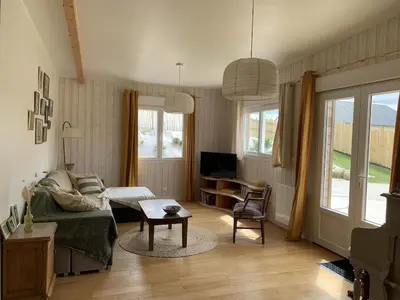 Télévision ou salle de divertissement dans l'établissement Charmante Maison de Campagne en Pierres et Bois