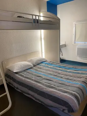 Un ou plusieurs lits dans un hébergement de l'établissement HOTEL F1 SAINT-LO