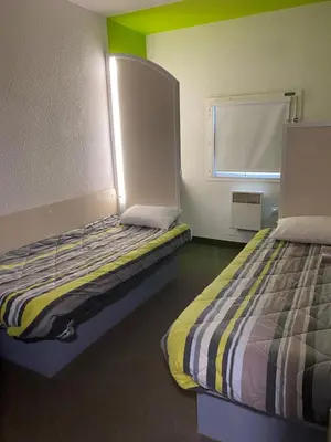 Un ou plusieurs lits dans un hébergement de l'établissement HOTEL F1 SAINT-LO