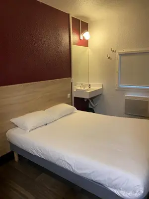 Un ou plusieurs lits dans un hébergement de l'établissement HOTEL F1 SAINT-LO