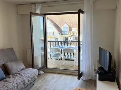 Coin salon dans l'établissement Appartement 2 pièces avec balcon et accès direct plage à Cabourg, animaux admis - FR-1-487-352