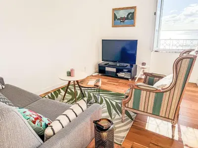 Télévision ou salle de divertissement dans l'établissement Apartment L'Emeraude by Interhome
