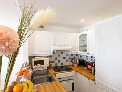 Cuisine ou kitchenette dans l'établissement Apartment L'Emeraude by Interhome