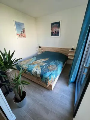 Un ou plusieurs lits dans un hébergement de l'établissement Charmante maison à 2 pas de la mer avec son jardin pour 2 adultes et 2 enfants