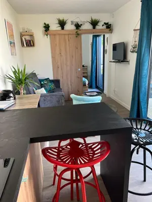 Télévision ou salle de divertissement dans l'établissement Charmante maison à 2 pas de la mer avec son jardin pour 2 adultes et 2 enfants