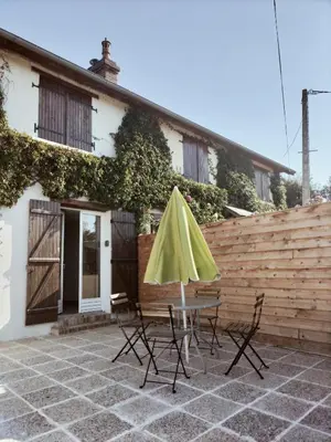 Terrasse ou espace extérieur de l'établissement A deux pas de Cabourg ,avec une belle vue sur la campagne normande.A grangues