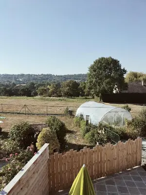 Jardin de l'établissement A deux pas de Cabourg ,avec une belle vue sur la campagne normande.A grangues