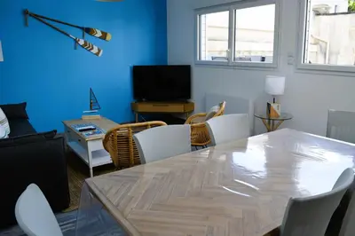 Télévision ou salle de divertissement dans l'établissement La Guillaumière - Maison avec bel extérieur