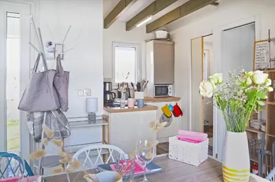 Cuisine ou kitchenette dans l'établissement Maison Roudoudou - Charmante maison à moins de 300m de la plage