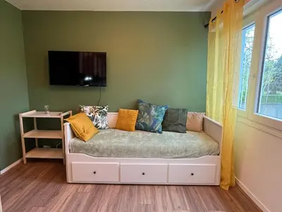 Télévision ou salle de divertissement dans l'établissement Amazonite, Studio proche centre ville de Caen stationnement à proximité