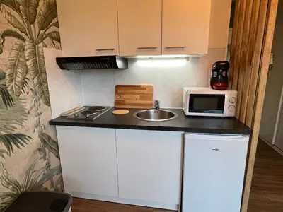Cuisine ou kitchenette dans l'établissement Amazonite, Studio proche centre ville de Caen stationnement à proximité