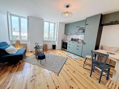 Cuisine ou kitchenette dans l'établissement Appartement rénové, 1 chambre, 300m de la gare, près du centre de Granville - FR-1-361-479