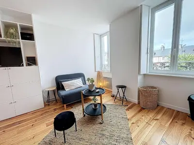 Coin salon dans l'établissement Appartement rénové, 1 chambre, 300m de la gare, près du centre de Granville - FR-1-361-479