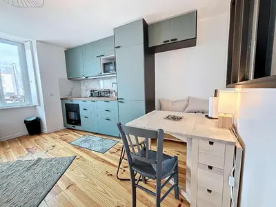 Cuisine ou kitchenette dans l'établissement Appartement rénové, 1 chambre, 300m de la gare, près du centre de Granville - FR-1-361-479
