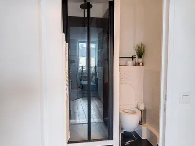 Salle de bains dans l'établissement Appartement rénové, 1 chambre, 300m de la gare, près du centre de Granville - FR-1-361-479