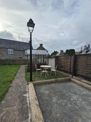 Jardin de l'établissement AU DETOUR DU MONT Chambres d'hôtes
