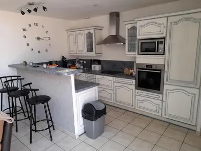 Cuisine ou kitchenette dans l'établissement Ouistreham (14) Maison en bord de mer - 6 personnes