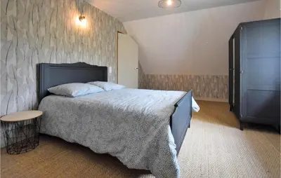 Un ou plusieurs lits dans un hébergement de l'établissement 4 Bedroom Cozy Home In Montsenelle
