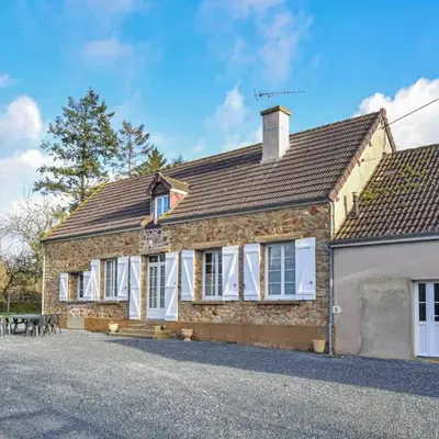 4 Bedroom Cozy Home In Montsenelle