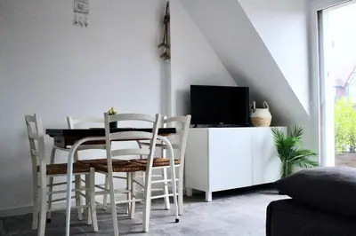 Télévision ou salle de divertissement dans l'établissement Cabourg, appartement T2 accès direct mer