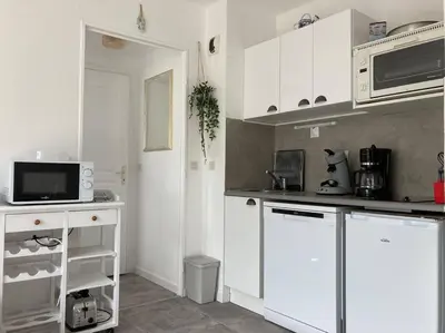 Cuisine ou kitchenette dans l'établissement Cabourg, appartement T2 accès direct mer