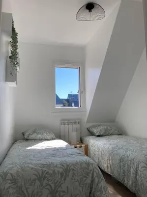 Un ou plusieurs lits dans un hébergement de l'établissement Cabourg, appartement T2 accès direct mer