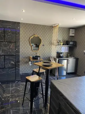 Cuisine ou kitchenette dans l'établissement Désirs d'une nuit - Loveroom jacuzzi