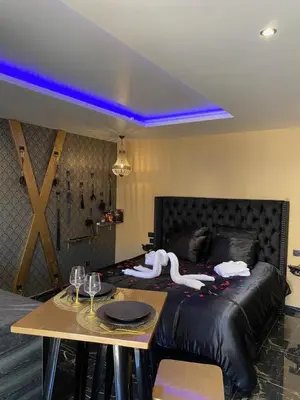 Coin salon dans l'établissement Désirs d'une nuit - Loveroom jacuzzi