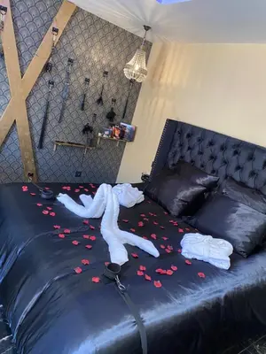 Coin salon dans l'établissement Désirs d'une nuit - Loveroom jacuzzi