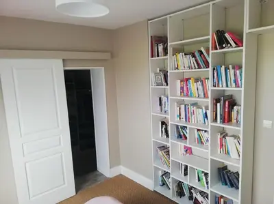 Bibliothèque dans la maison de vacances