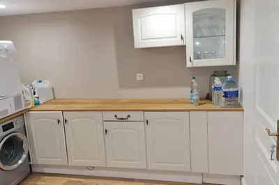 Cuisine ou kitchenette dans l'établissement Maison dans quartier résidentiel à côté de Caen