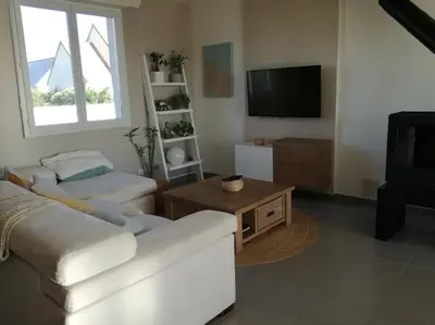Télévision ou salle de divertissement dans l'établissement Maison dans quartier résidentiel à côté de Caen